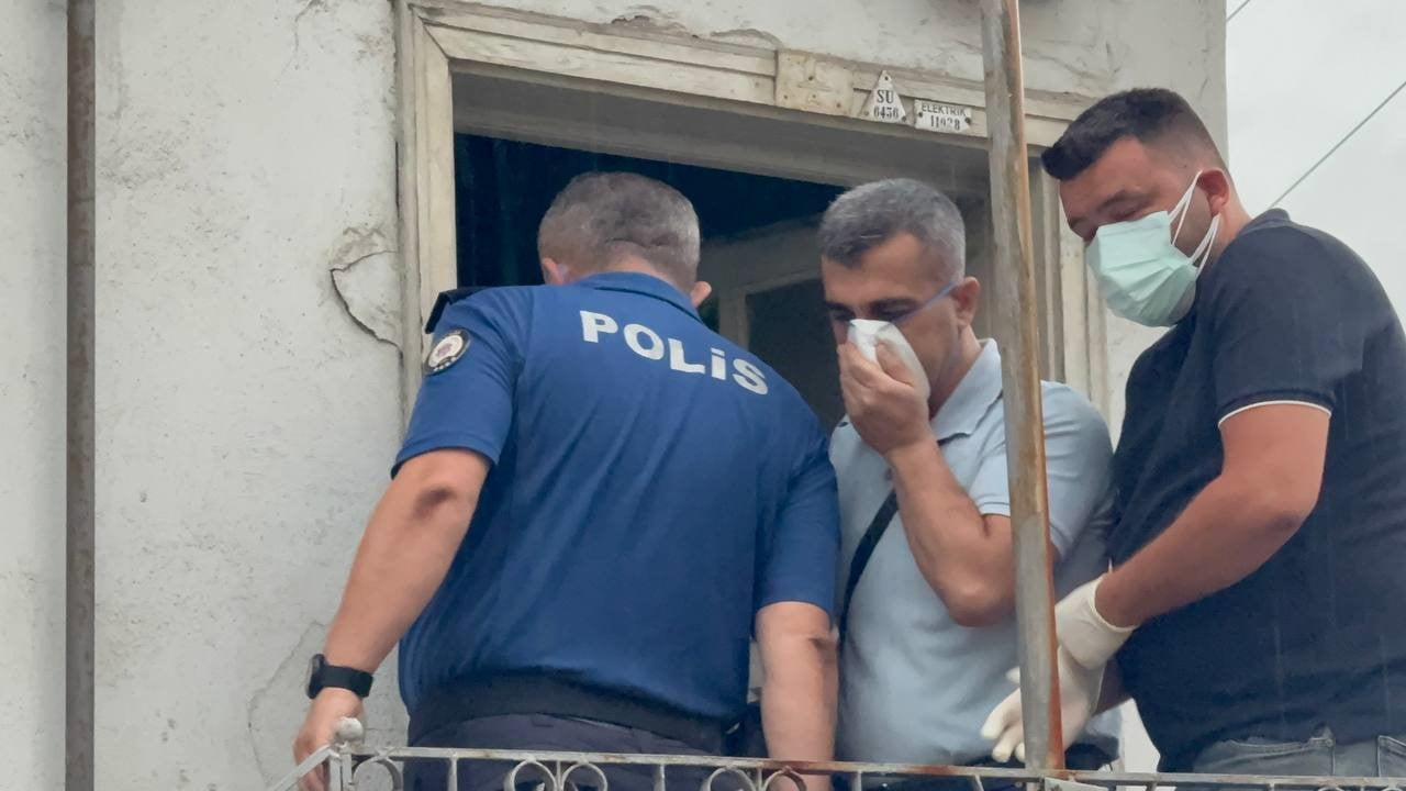 KARABÜK'TE YALNIZ YAŞAYAN 73 YAŞINDAKİ TURGUT YILDIZ, KOMŞULARININ DAİRESİNDEN YAYILAN AĞIR KOKU...
