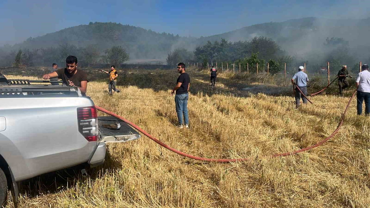 KARABÜK'ÜN ESKİPAZAR İLÇESİNDE ÇIKAN ANIZ YANGINI, EKİPLERİN MÜDAHALESİYLE ORMANLIK ALANA...