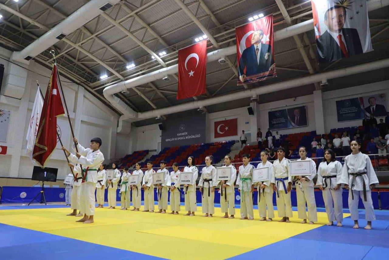 KARABÜK'ÜN EV SAHİPLİĞİNDE DÜZENLENEN ANADOLU YILDIZLAR LİGİ JUDO 1. ETAP GRUP MÜSABAKALARI'NDA...