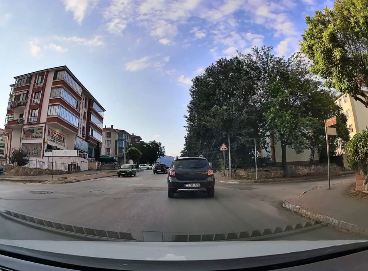 KARABÜK'ÜN SAFRANBOLU İLÇESİNDE KARŞI YÖNDEN ARAÇ GELMESİNE RAĞMEN HATALI SOLLAMA YAPAN OTOMOBİL...