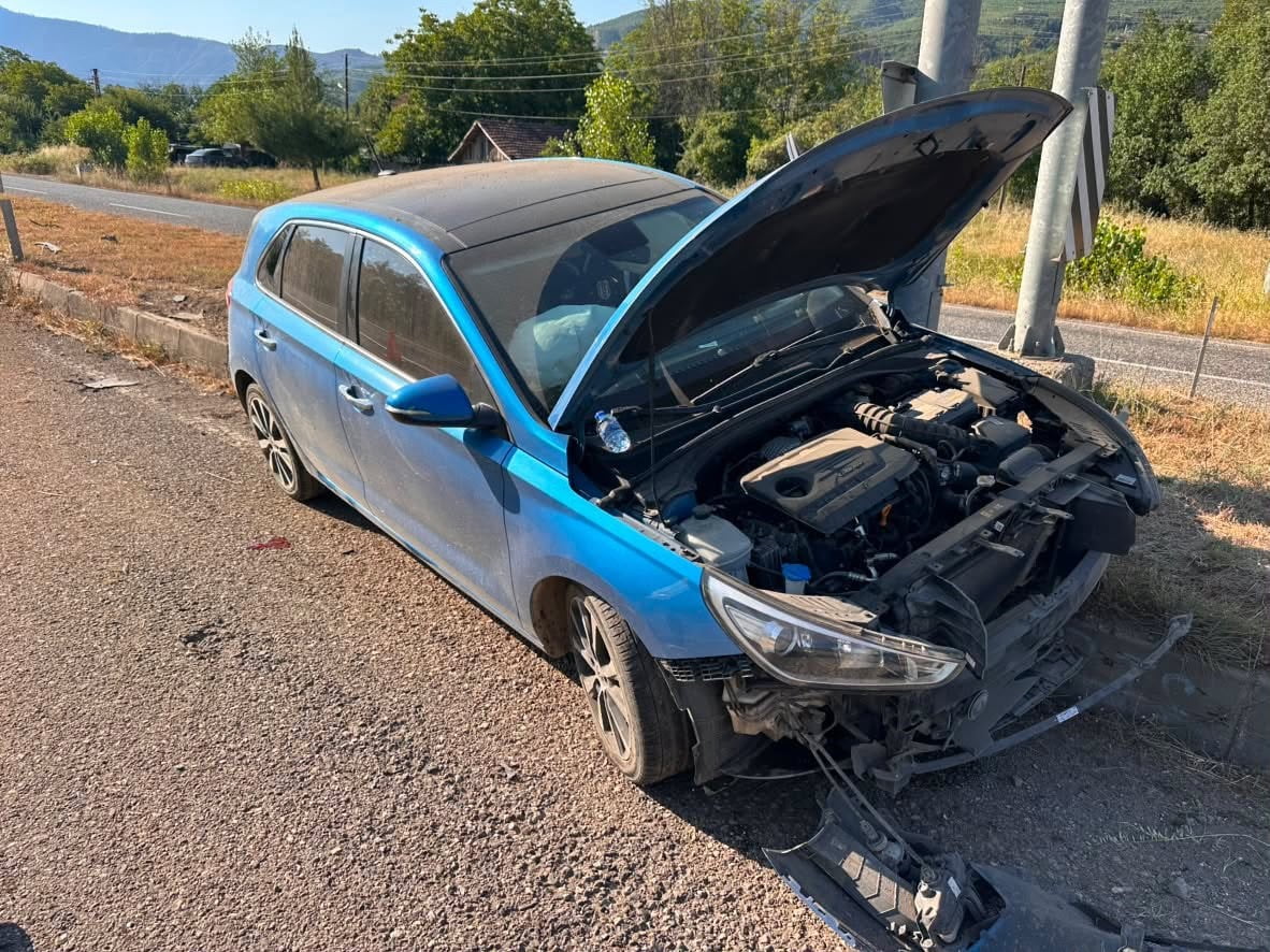 KARABÜK'ÜN SAFRANBOLU İLÇESİNDE KONTROLDEN ÇIKARAK REFÜJE ÇARPAN OTOMOBİLDEKİ 2'Sİ ÇOCUK 4 KİŞİ...