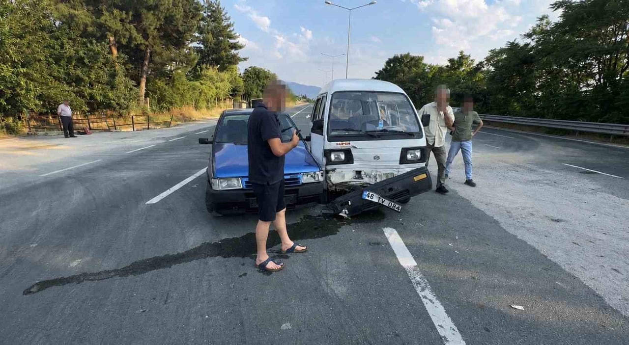 KARABÜK'ÜN SAFRANBOLU İLÇESİNDE OTOMOBİLLE HAFİF TİCARİ ARACIN ÇARPIŞTIĞI MADDİ HASARLI KAZANIN...