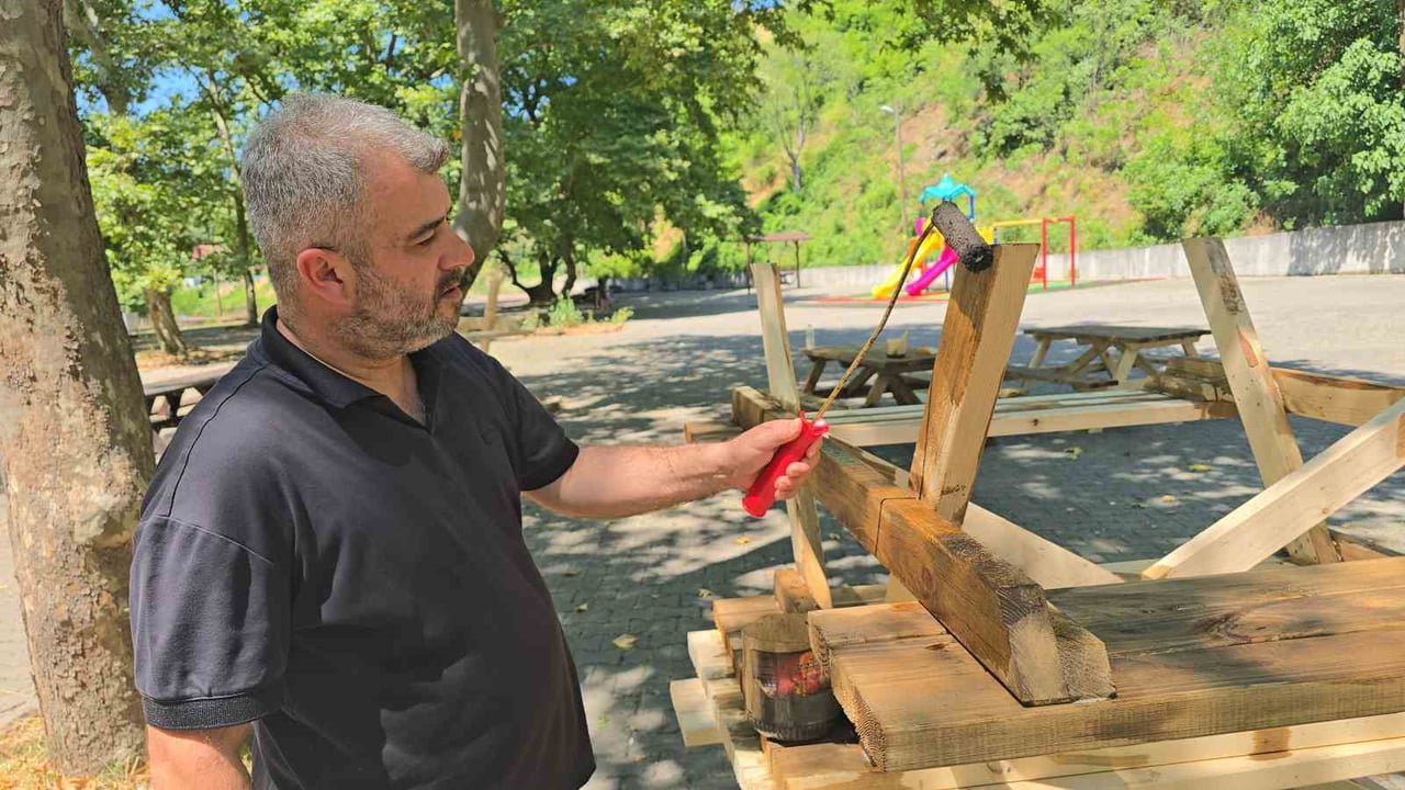 KARABÜK'ÜN YENİCE BELEDİYE BAŞKANI SERTAŞ KARAKAŞ, BELEDİYE EKİPLERİNİN ÇIRAPAZARI MEVKİSİNDEKİ...