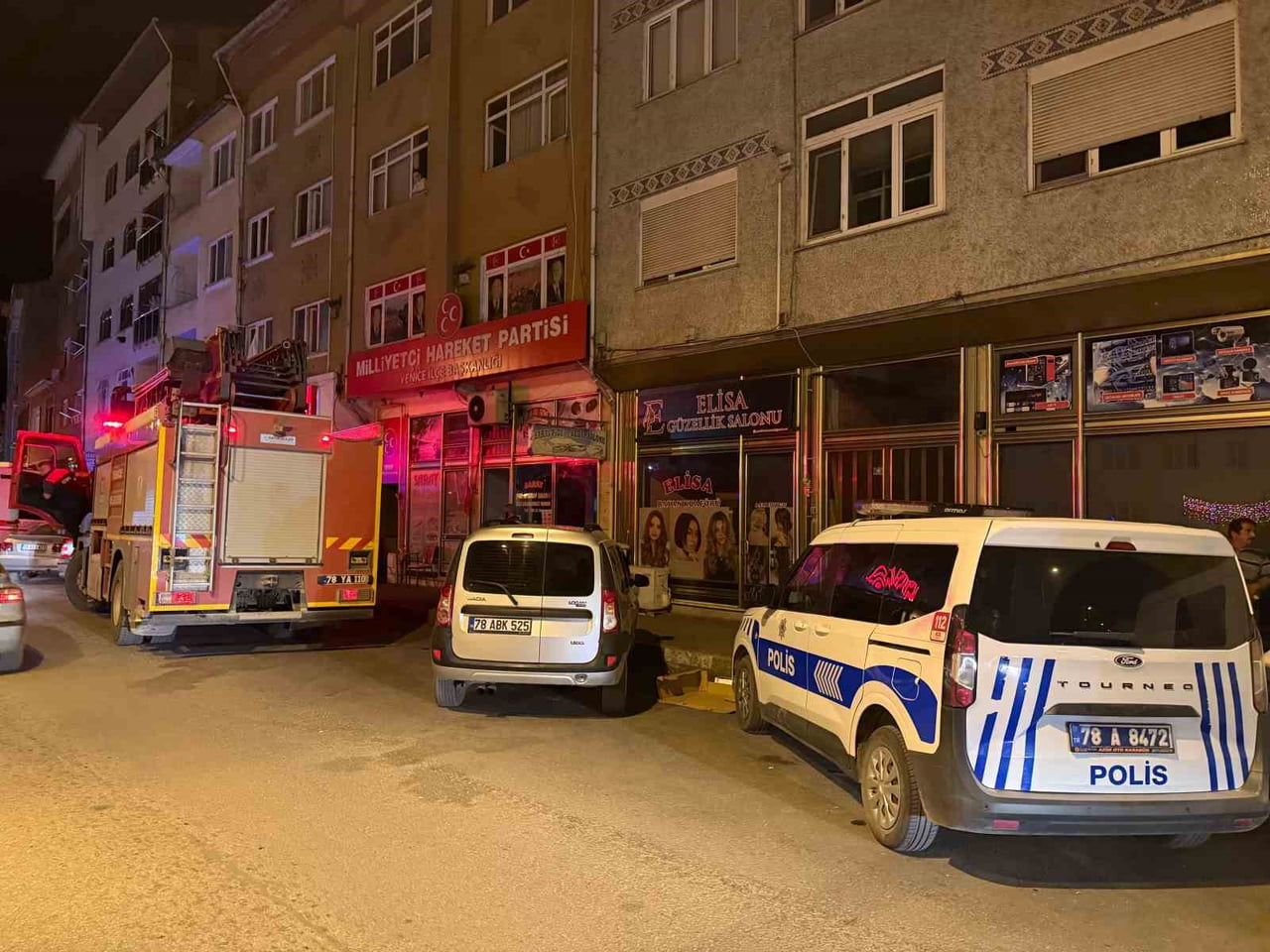 KARABÜK'ÜN YENİCE İLÇESİNDE BİR KİŞİ, DİNİ NİKAHLI EŞİNİ MEYVE BIÇAĞIYLA BOĞAZINI KESEREK ÖLDÜRDÜ....