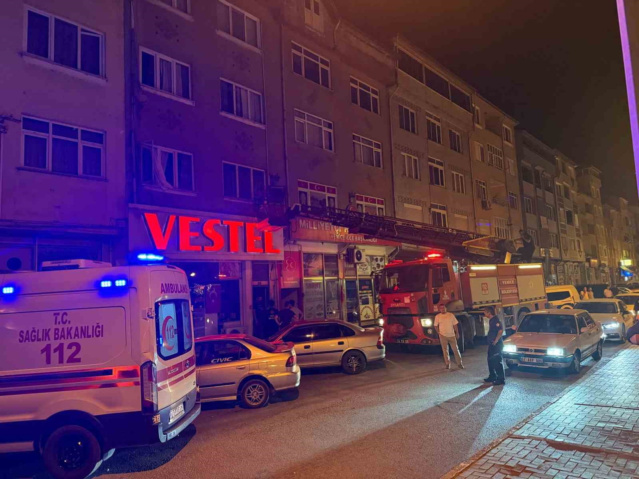KARABÜK'ÜN YENİCE İLÇESİNDE BİR KİŞİ, DİNİ NİKAHLI EŞİNİ MEYVE BIÇAĞIYLA BOĞAZINI KESEREK ÖLDÜRDÜ....