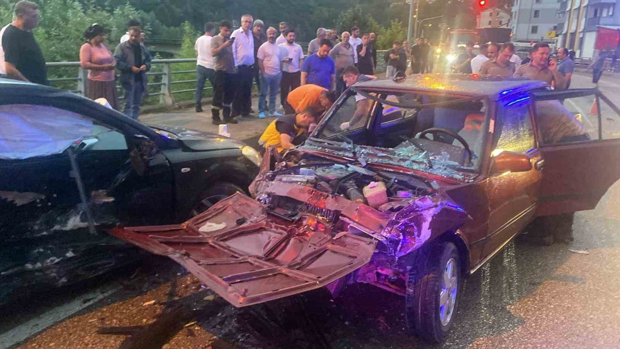 KARABÜK'ÜN YENİCE İLÇESİNDE YAĞIŞ NEDENİYLE KAYGANLAŞAN YOLDA İKİ OTOMOBİLİN ÇARPIŞMASI SONUCU 4...