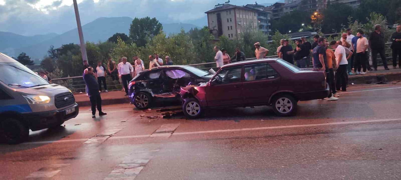 KARABÜK'ÜN YENİCE İLÇESİNDE YAĞIŞ NEDENİYLE KAYGANLAŞAN YOLDA İKİ OTOMOBİLİN ÇARPIŞMASI SONUCU 4...