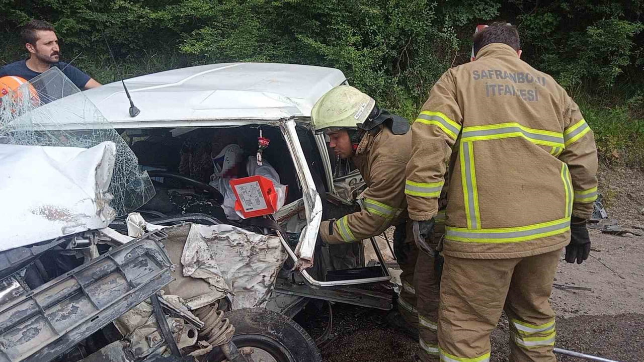 KARABÜK-BARTIN KARA YOLUNDA OTOMOBİL İLE TIRIN ÇARPIŞMASI SONUCU 1'İ AĞIR 3 KİŞİ YARALANDI
