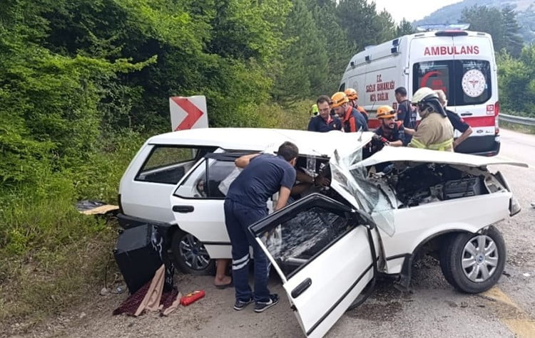 KARABÜK-BARTIN KARA YOLUNDA TIRIN DORSESİ KARŞI ŞERİDE GEÇEREK OTOMOBİLE ÇARPTI