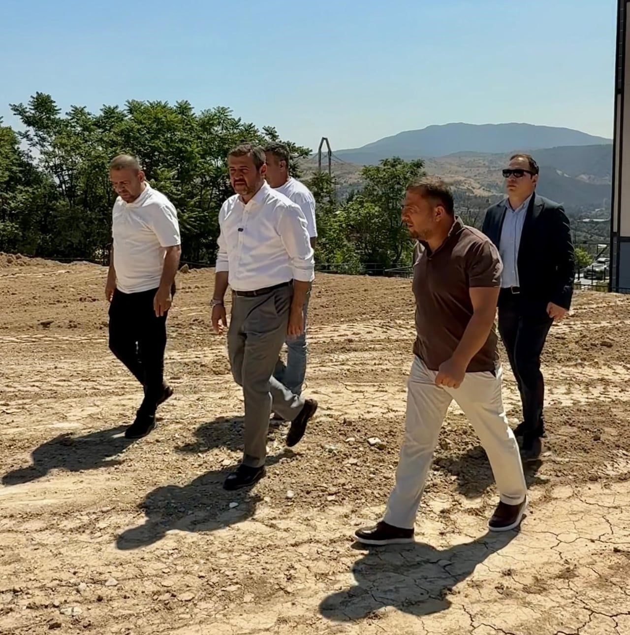 KARABÜK BELEDİYE BAŞKANI ÖZKAN ÇETİNKAYA, KARTALTEPE MAHALLESİ'NDE YAPIMI SÜREN PARK VE SOSYAL...