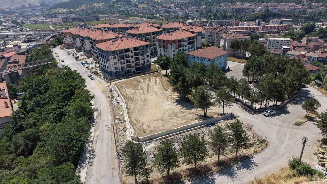 KARABÜK BELEDİYE BAŞKANI ÖZKAN ÇETİNKAYA, KARTALTEPE MAHALLESİ'NDE YAPIMI SÜREN PARK VE SOSYAL...