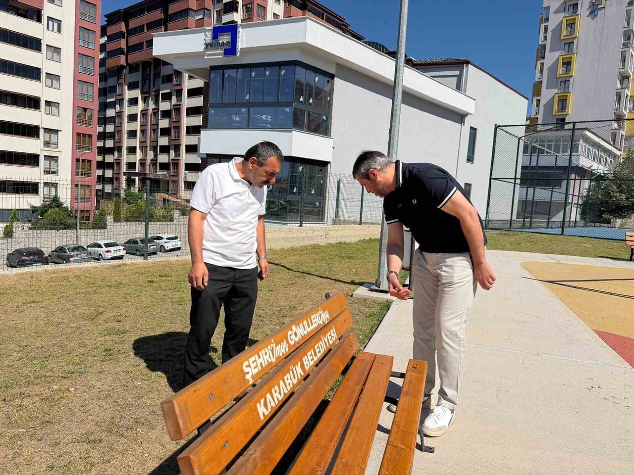 KARABÜK BELEDİYE BAŞKANI ÖZKAN ÇETİNKAYA, ÜNİVERSİTE MAHALLESİ'NDEKİ TEMA PARKTA BANKLARA ZARAR...