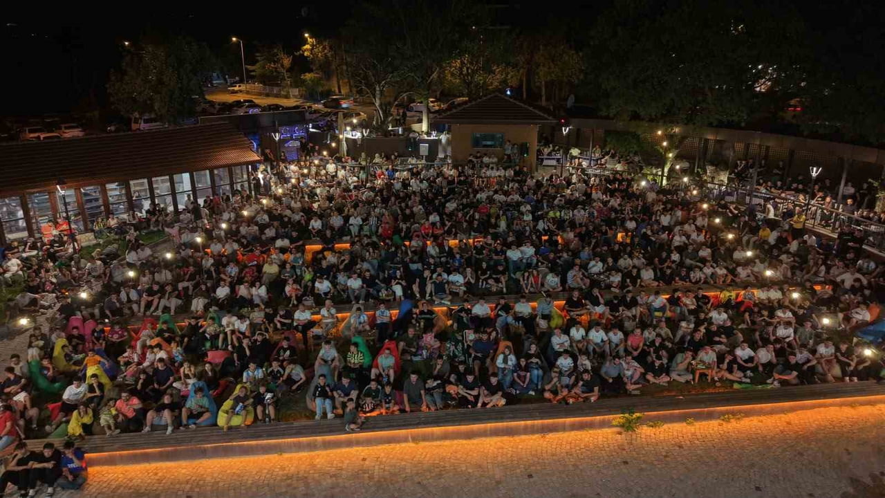 KARABÜK BELEDİYESİ TARAFINDAN YENİDEN HİZMETE AÇILAN YENİŞEHİR YAZLIK SİNEMASI'NDA KURULAN DEV...
