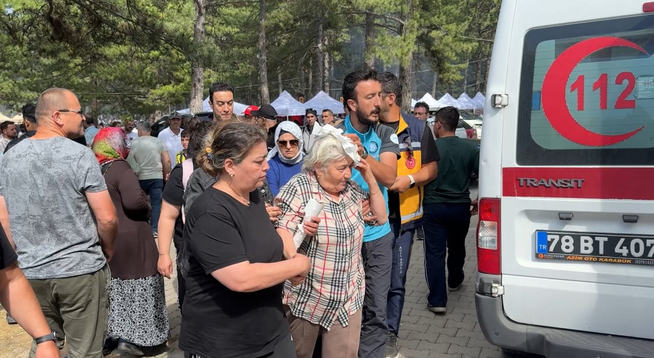 KARABÜK’TE DÜZENLENEN ALADAĞ ŞENLİKLERİ SIRASINDA BAŞINA AĞAÇTAN DÜŞEN DAL PARÇASI İSABET EDEN...