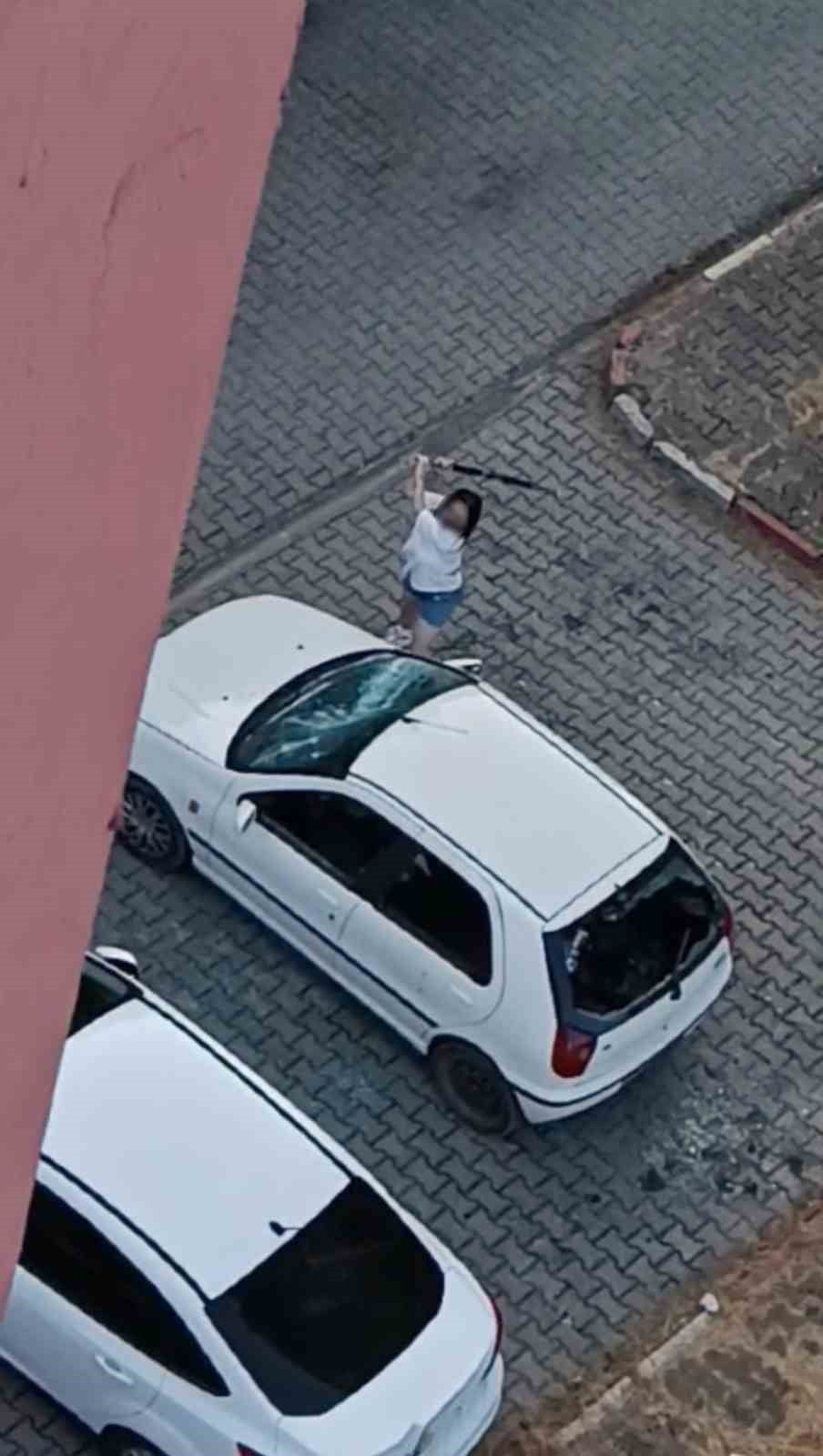 KARABÜK’TE KİMLİĞİ HENÜZ BELİRLENEMEYEN BİR KADININ PARK HALİNDEKİ OTOMOBİLİN CAMLARINI DEMİR...