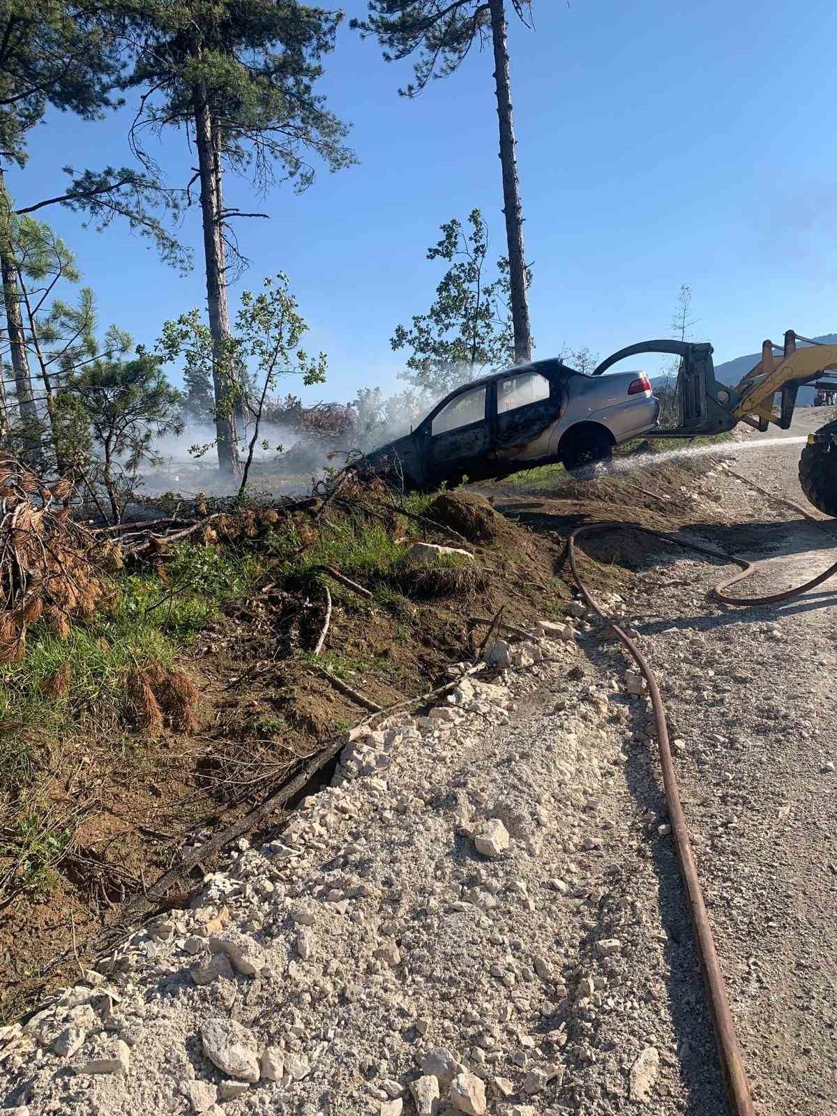 KARABÜK’ÜN OVACIK İLÇESİNDE OTOMOBİLDE ÇIKAN YANGININ ORMANLIK ALANA SIÇRAMASI SONUCU ÇIKAN...