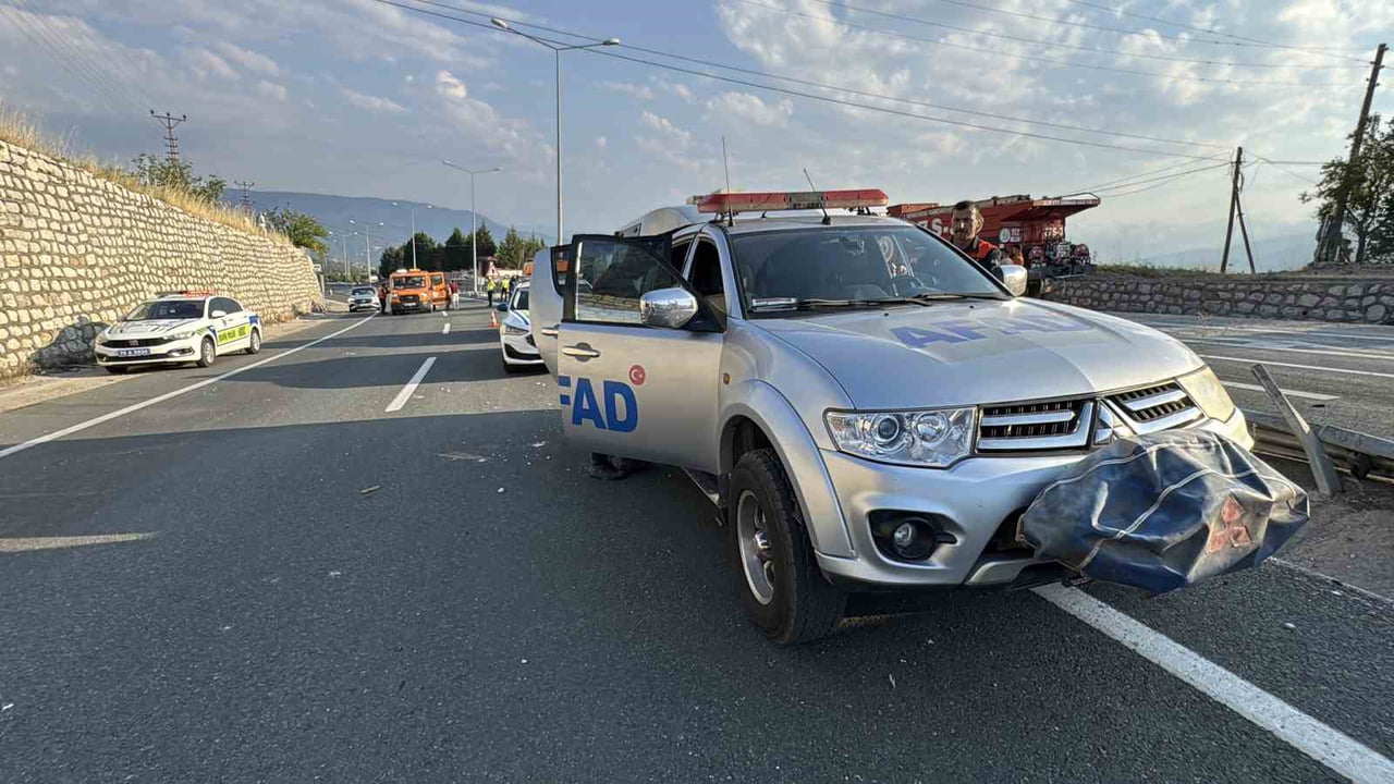 KARABÜK’ÜN SAFRANBOLU İLÇESİNDE KONTROLDEN ÇIKARAK DEVRİLEN ÇAKIL YÜKLÜ TIRIN ALEV ALMASI SONUCU...