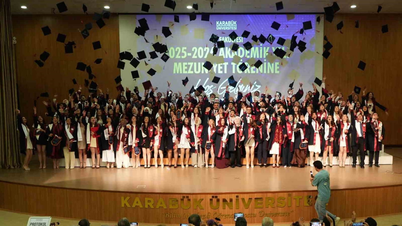 KARABÜK ÜNİVERSİTESİ (KBÜ) TIP FAKÜLTESİ 2025-2026 AKADEMİK YILI MEZUNİYET TÖRENİ'NDE GENÇ...