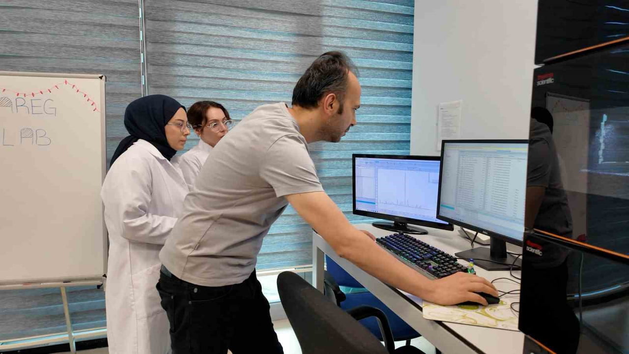 KARABÜK ÜNİVERSİTESİNDE TÜBİTAK DESTEKLİ PROJEYLE, AKILLI KANSER İLAÇLARININ ANALİZİNDE...