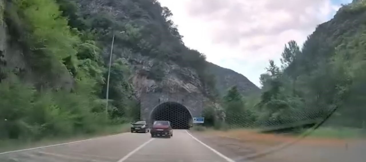KARABÜK-YENİCE KARA YOLUNDA HATALI SOLLAMA YAPAN, ABARTI EGZOZ KULLANAN VE ARA SIRA SELLEKTÖR...