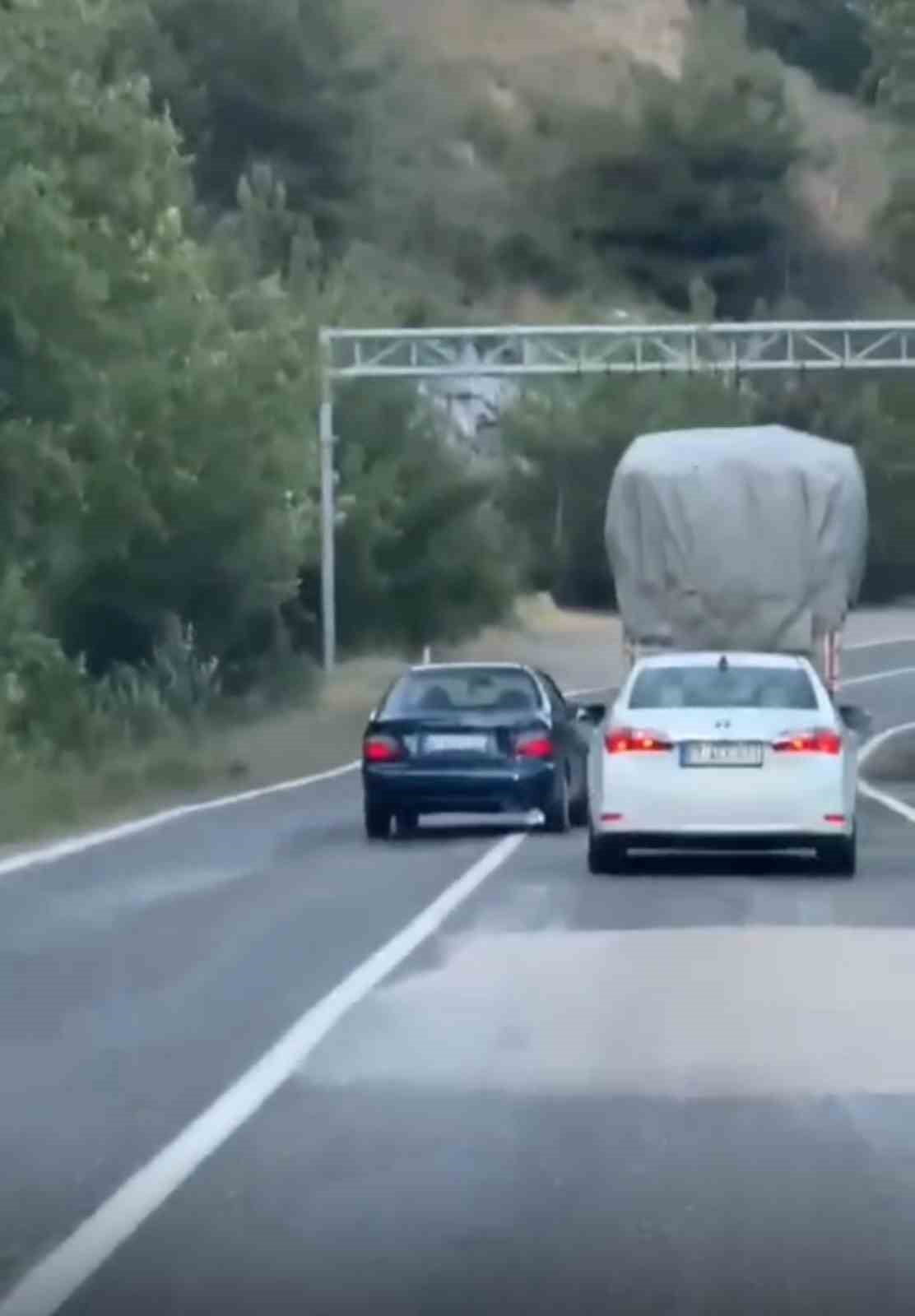 KARABÜK-YENİCE KARA YOLUNDA HATALI SOLLAMA YAPARAK TRAFİĞİ TEHLİKEYE DÜŞÜREN SÜRÜCÜLER CEP...