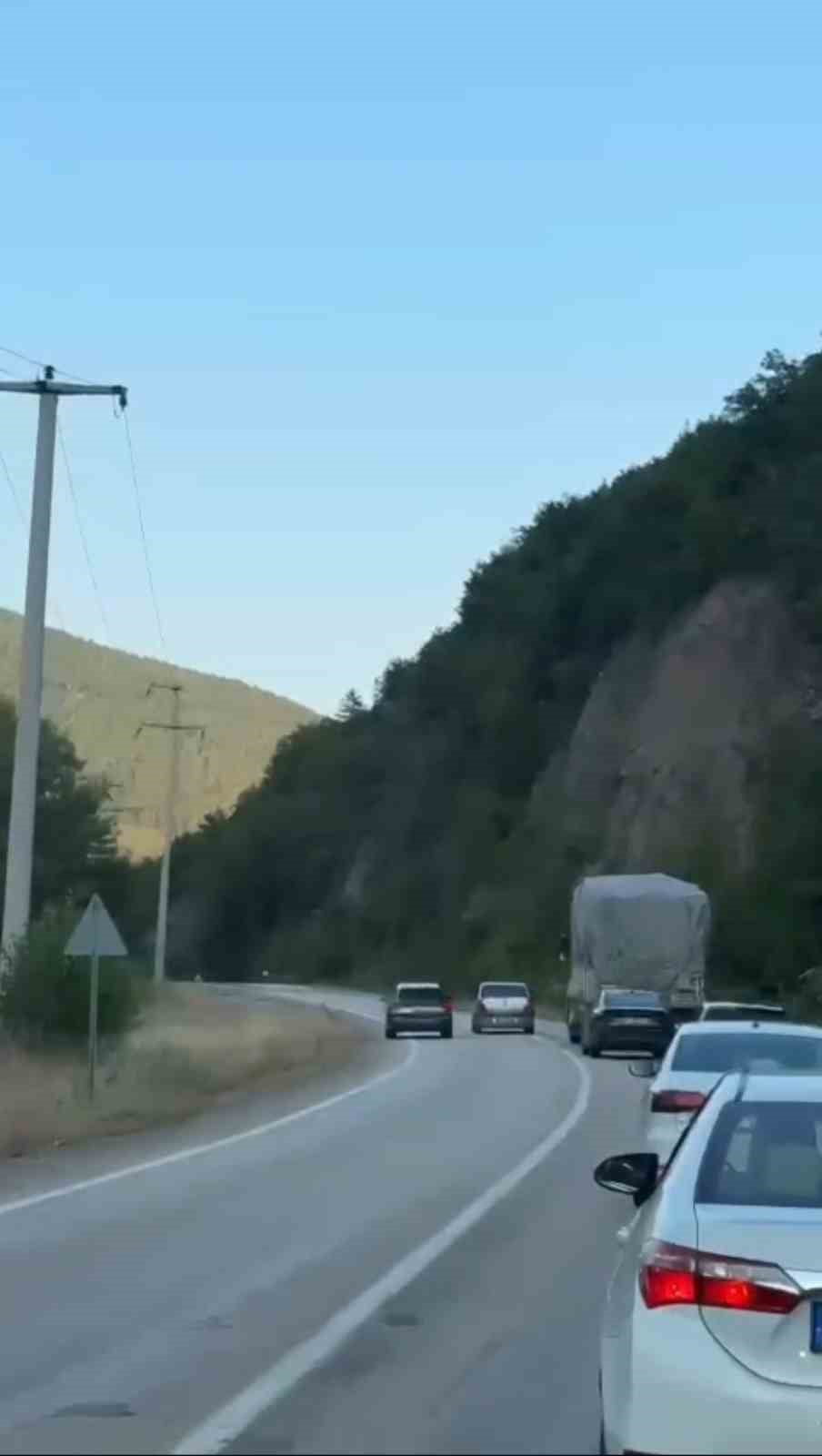 KARABÜK-YENİCE KARA YOLUNDA HATALI SOLLAMA YAPARAK TRAFİĞİ TEHLİKEYE DÜŞÜREN SÜRÜCÜLER CEP...