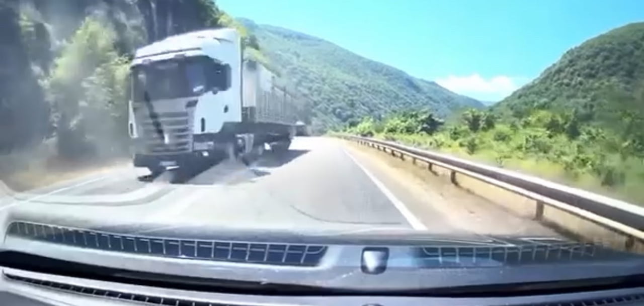 KARABÜK-YENİCE KARA YOLUNDA HATALI SOLLAMA YAPARAK TRAFİK GÜVENLİĞİNİ TEHLİKEYE DÜŞÜREN İKİ ARACIN...
