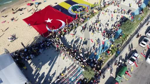 Karaburun Sahili sarı-lacivert renklere büründü