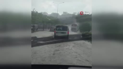 Karacabey'de şiddetli yağmur yolları göle çevirdi
