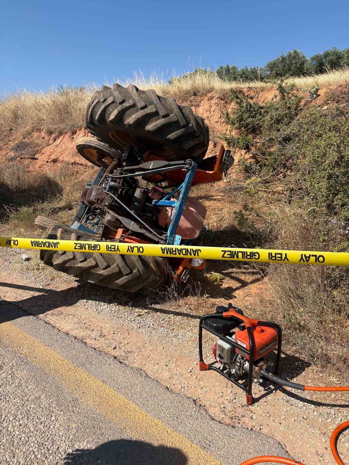 KARACASU’DA TRAKTÖR DEVRİLDİ: 1 ÖLÜ