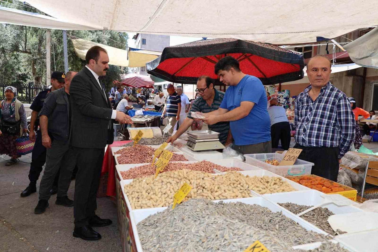 KARACASU KAYMAKAMI İSMAİL BATTAL, İLÇE PROTOKOLÜ İLE BİRLİKTE HALK PAZARINI ZİYARET EDEREK PAZARCI...