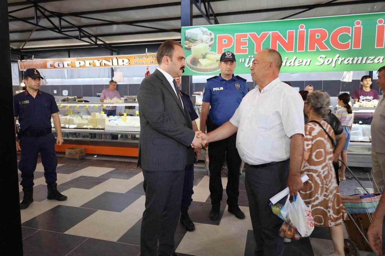 KARACASU KAYMAKAMI İSMAİL BATTAL, İLÇE PROTOKOLÜ İLE BİRLİKTE HALK PAZARINI ZİYARET EDEREK PAZARCI...