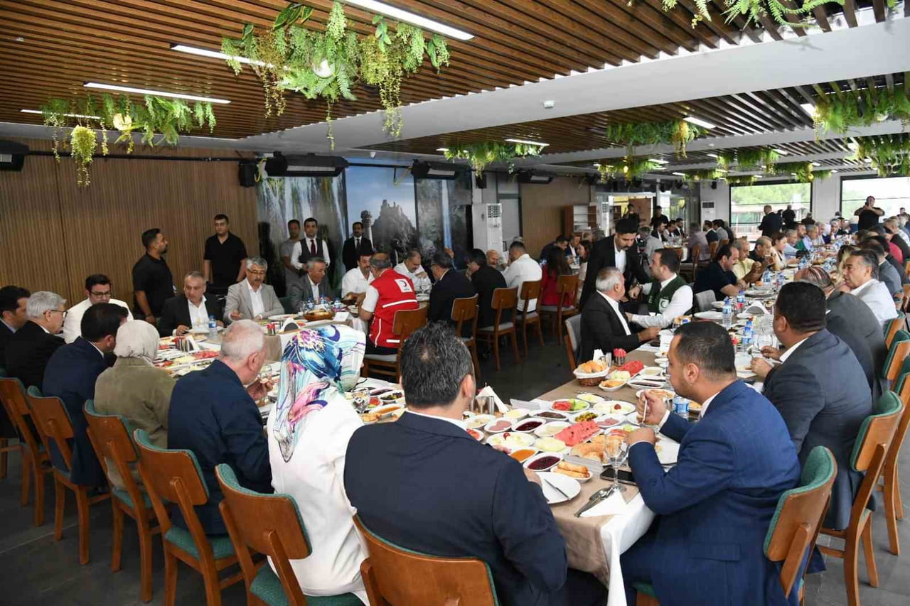 KARAÇAY SOSYAL TESİSLERİ'NDEKİ TOPLANTIYA PARTİ MENSUPLARI İLE ÇOK SAYIDA SİVİL TOPLUM KURULUŞU...