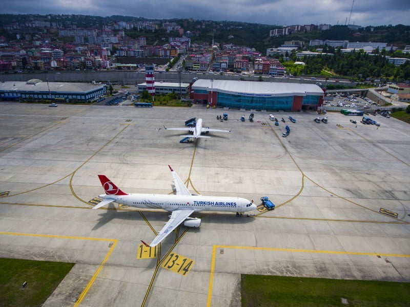 KARADENİZ'İN EN YOĞUN HAVA ULAŞIM MERKEZLERİNDEN BİRİ OLAN TRABZON HAVALİMANI, ARTAN YOLCU...