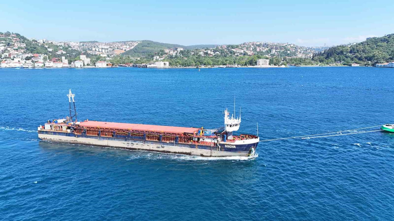 KARADENİZ’DE FIRTINA NEDENİYLE SAKARYA’NIN KARASU İLÇESİNDE KARAYA OTURAN KAMERUN BANDIRALI...