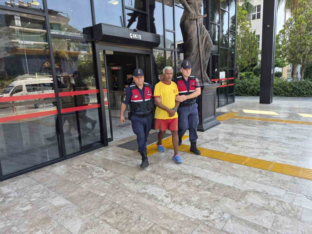 KARAKOLDAKİ İŞLEMLERİNİN ARDINDAN ADLİYEYE SEVK EDİLEN HÜKÜMLÜ, ÇIKARILDIĞI SULH CEZA HAKİMLİĞİNCE...