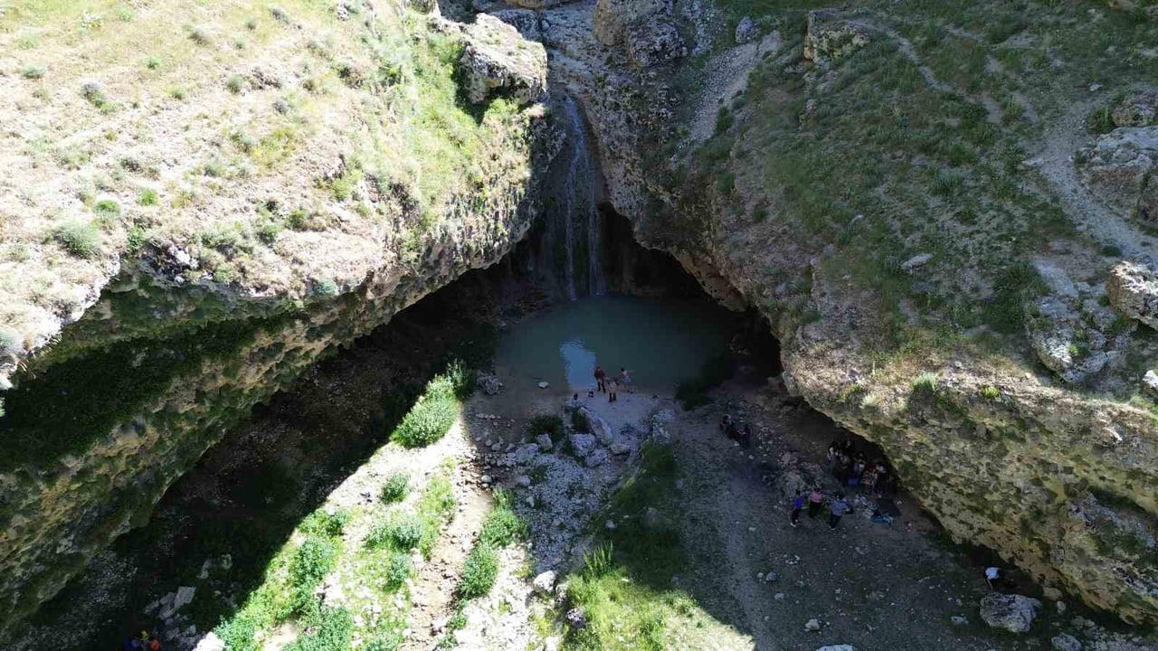 KARAMAN'DA 2 YIL ÖNCE KURUYAN VE SON YAĞIŞLARLA BİRLİKTE YENİDEN CANLANAN AKPINAR ŞELALESİ, SICAK...