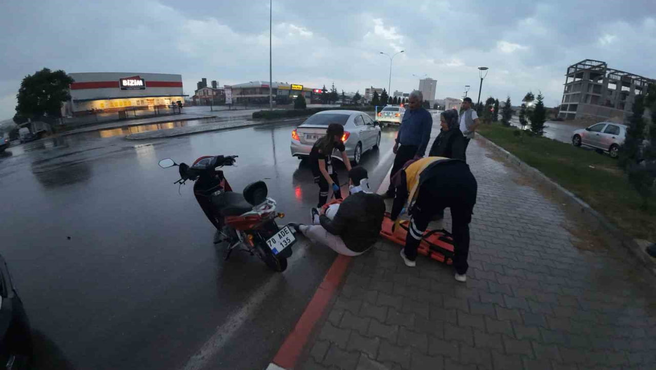 KARAMAN'DA HAFİF TİCARİ ARAÇ İLE MOTOSİKLETİN ÇARPIŞMASI SONUCU MEYDANA GELEN KAZADA 1 KİŞİ...