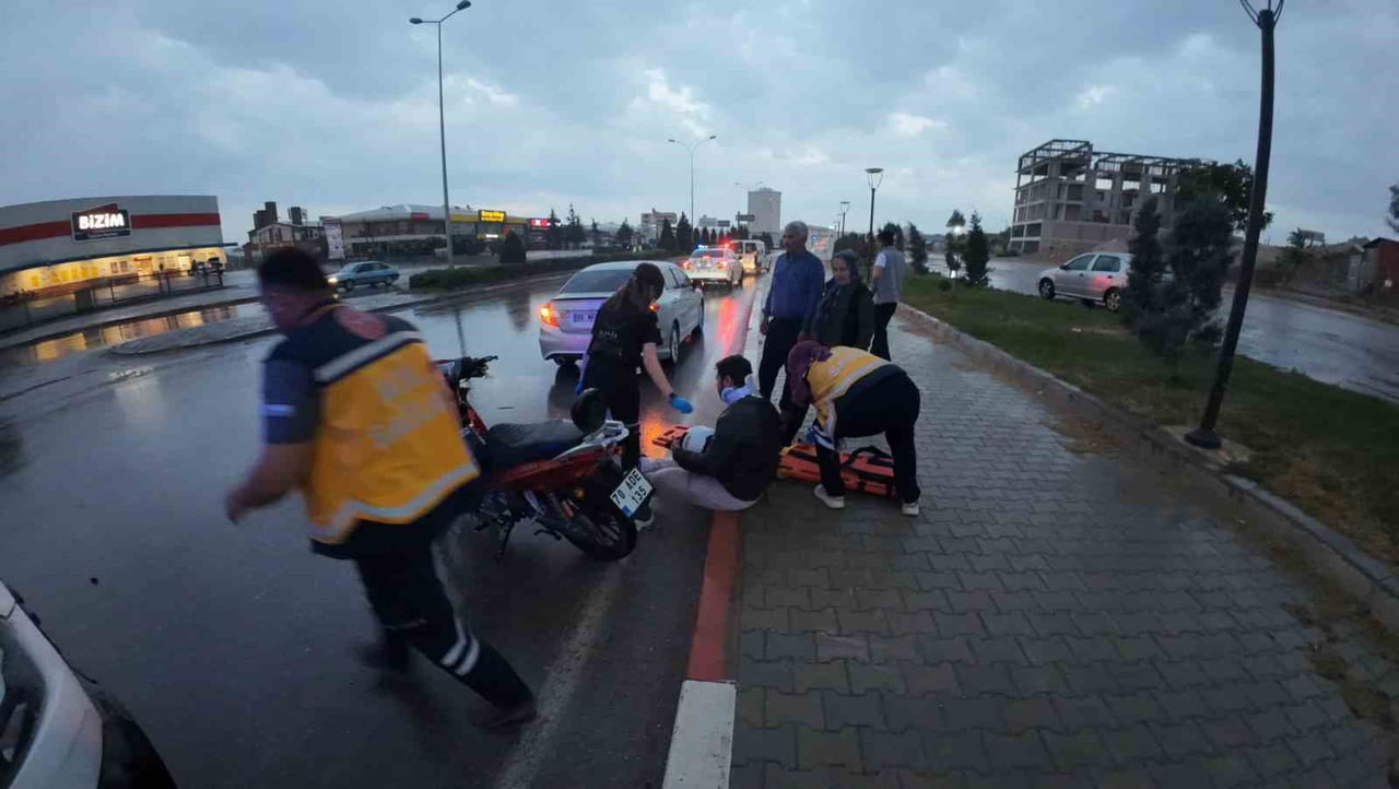 KARAMAN'DA HAFİF TİCARİ ARAÇ İLE MOTOSİKLETİN ÇARPIŞMASI SONUCU MEYDANA GELEN KAZADA 1 KİŞİ...