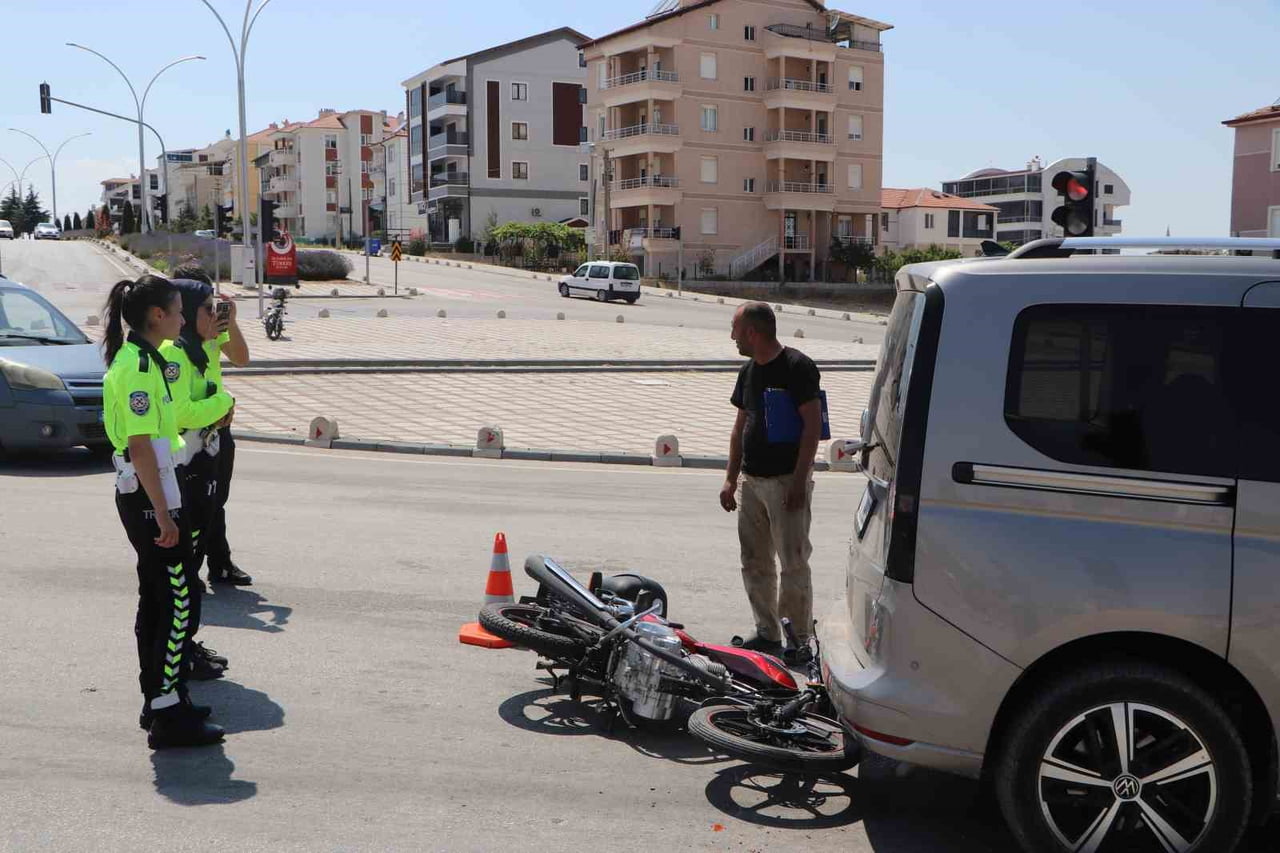 KARAMAN'DA HAFİF TİCARİ ARACA ARKADAN ÇARPAN MOTOSİKLETİN SÜRÜCÜSÜ YARALANDI.