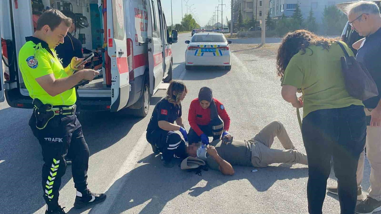 KARAMAN'DA HAFİF TİCARİ ARAÇLA ÇARPIŞAN MOTOSİKLETİN SÜRÜCÜSÜ YARALANDI