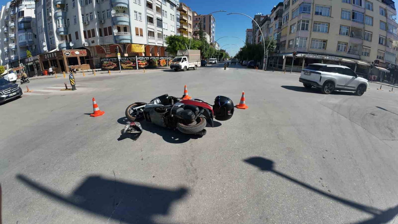 KARAMAN'DA İKİ MOTOSİKLETİN ÇARPIŞTIĞI KAZADA 2 KİŞİ YARALANDI.