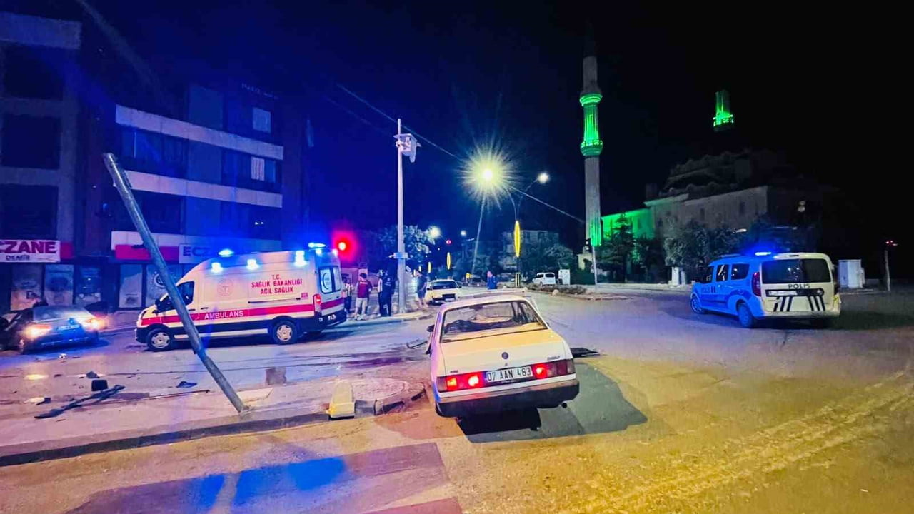 KARAMAN'DA İKİ OTOMOBİLİN ÇARPIŞMASI SONUCU MEYDANA GELEN KAZADA YARALANAN OLMAZKEN, ARAÇLARDA...