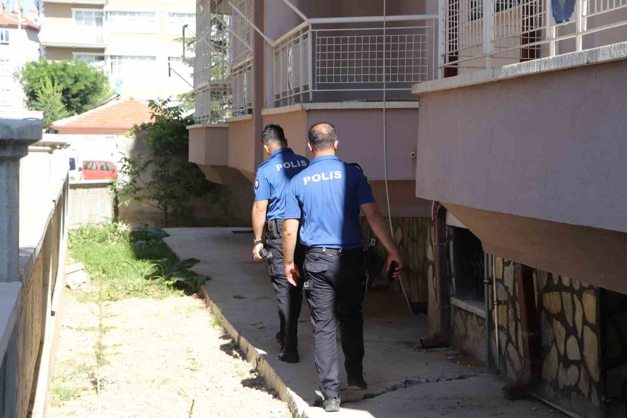 KARAMAN'DA İKİNCİ KATIN BALKONUNDAN DÜŞEN 42 YAŞINDAKİ ŞAHIS YARALANDI.