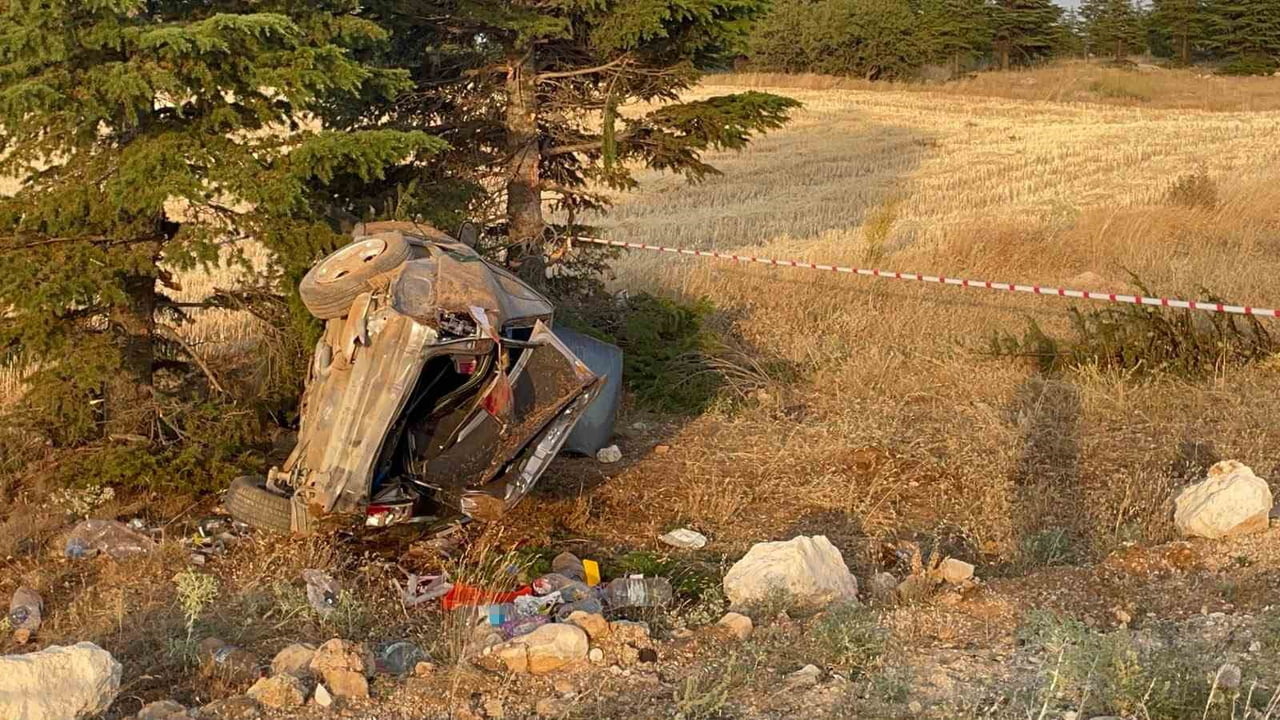 KARAMAN'DA KONTROLDEN ÇIKAN OTOMOBİL ŞARAMPOLE TAKLA ATTI. KAZADA ARAÇ HURDAYA DÖNERKEN, SÜRÜCÜSÜ...
