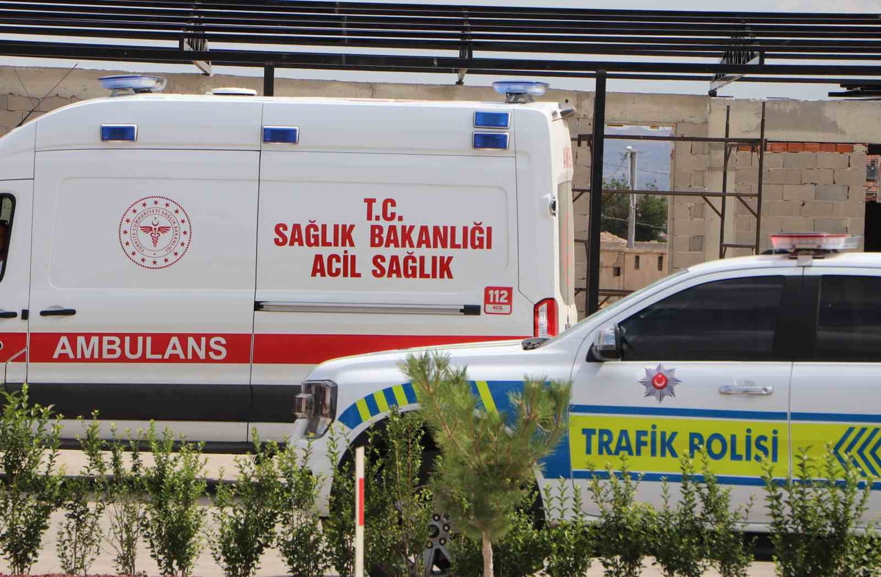 KARAMAN'DA KONTROLDEN ÇIKAN OTOMOBİLİN REFÜJDEKİ BARİYERLERE ÇARPMASI SONUCU MEYDANA GELEN TRAFİK...
