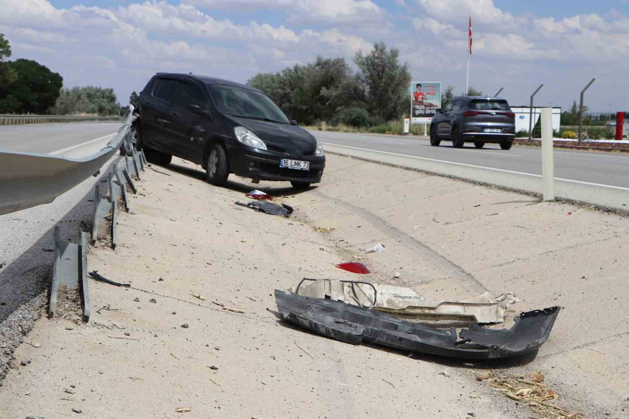 KARAMAN'DA KONTROLDEN ÇIKAN OTOMOBİLİN REFÜJDEKİ BARİYERLERE ÇARPMASI SONUCU MEYDANA GELEN TRAFİK...