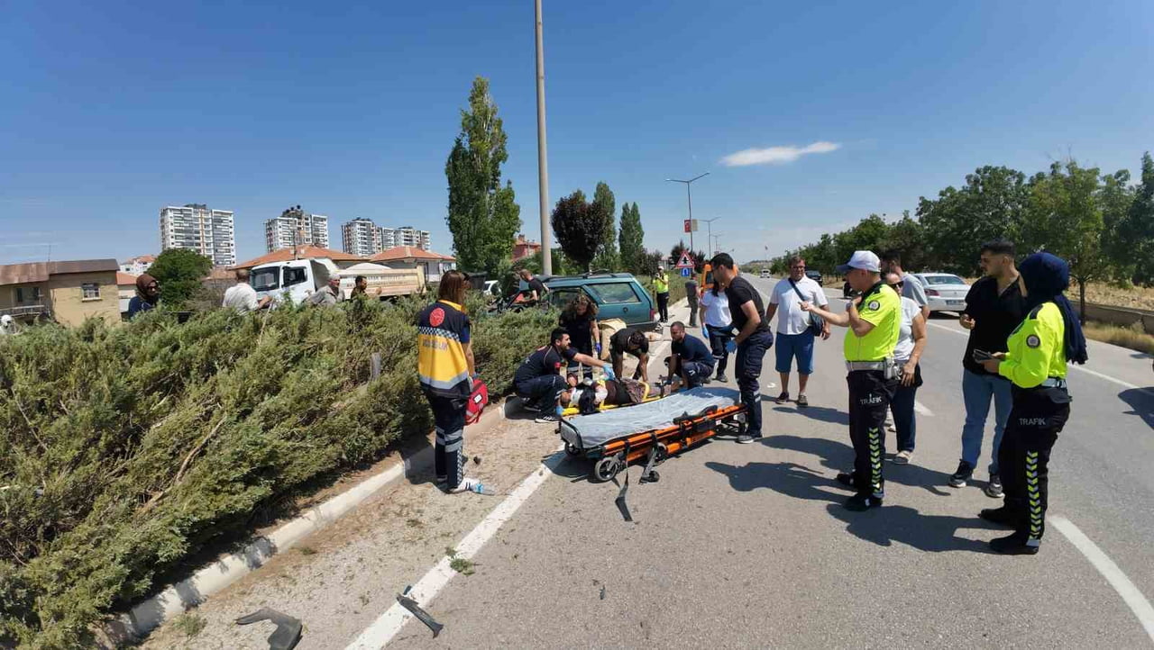KARAMAN'DA KONTROLDEN ÇIKAN OTOMOBİLİN REFÜJE ÇIKARAK AYDINLATMA DİREĞİNE ÇARPMASI SONUCU  ANNE...