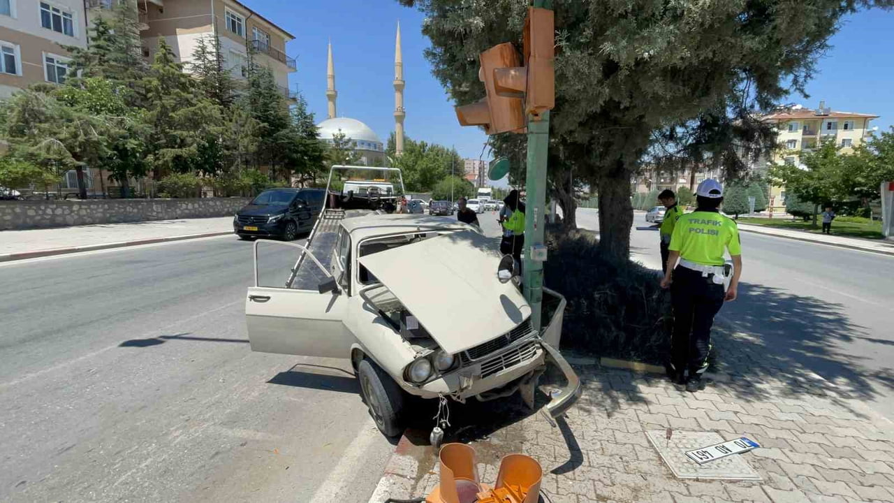 KARAMAN'DA KONTROLDEN ÇIKAN OTOMOBİLİN TRAFİK LAMBASINA ÇARPMASI SONUCU SÜRÜCÜSÜ YARALANDI.