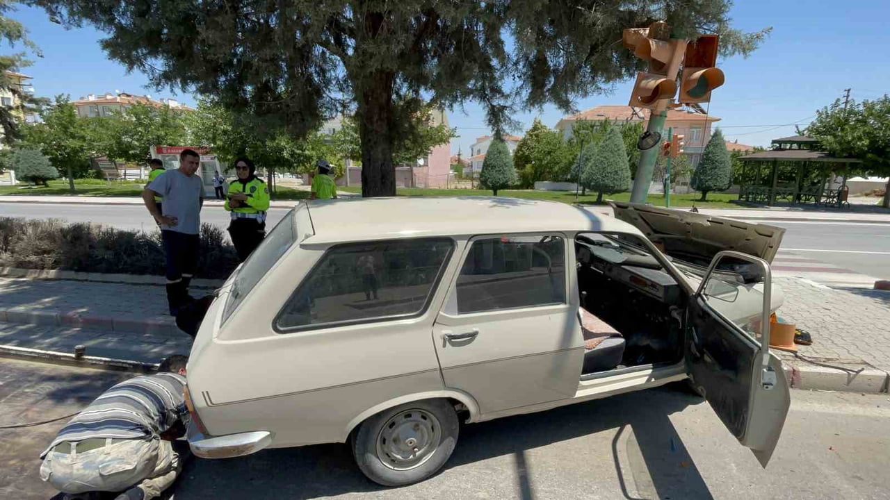 KARAMAN'DA KONTROLDEN ÇIKAN OTOMOBİLİN TRAFİK LAMBASINA ÇARPMASI SONUCU SÜRÜCÜSÜ YARALANDI.